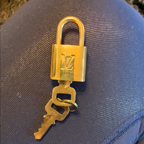 Authentic Louis Vuitton lock with key 🔑 - Picture 4 of 4